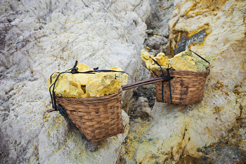 篮子与硫磺伊根火山火山口,东爪哇,印度尼西亚图片
