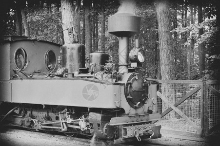 小绿色旧蒸汽机车骑铁轨上高清图片