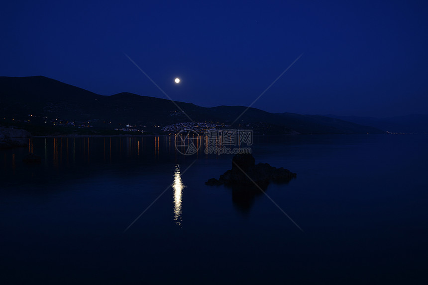 明月照亮海岸度假胜地之夜图片