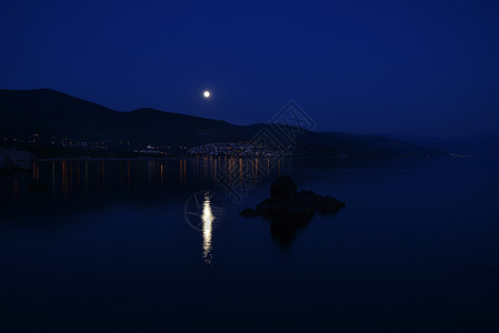 明月照亮海岸度假胜地之夜图片