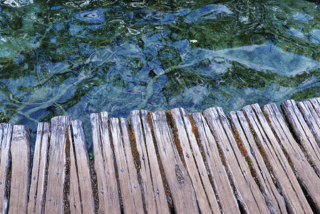 跨越湖泊水的木桥高清图片