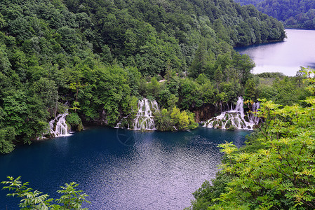 风景如画的湖森林里,高山上瀑布高清图片