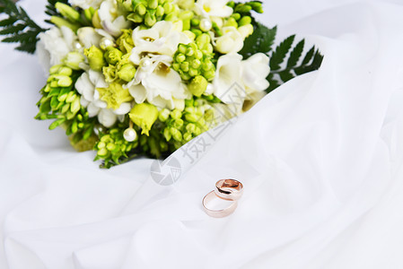 白色背景上的婚礼花戒指图片