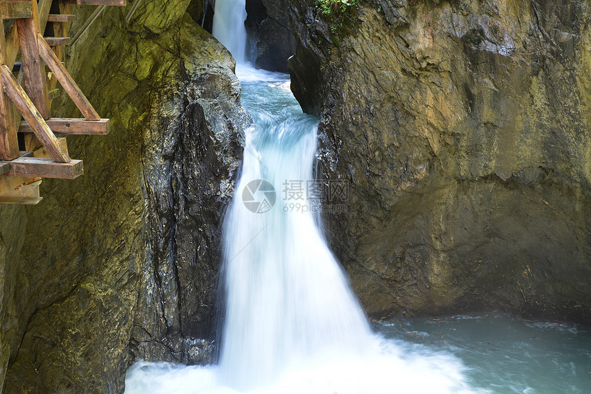 快速的山溪流过岩石图片