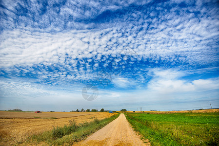 田野天空的乡村道路与云彩图片