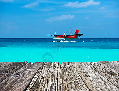 水翼飞机马尔代夫的双水獭红色水上飞机旧木码头背景