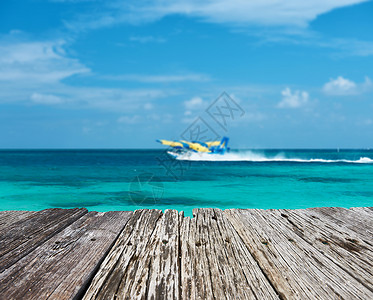 马尔代夫旧木墩的双水獭水上飞机图片