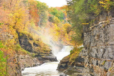 莱奇沃思州立公园瀑布峡谷的秋季景观高清图片