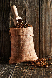 咖啡豆袋子木桌上图片