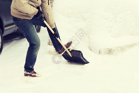 冬季清洁特写男子铲雪车道图片