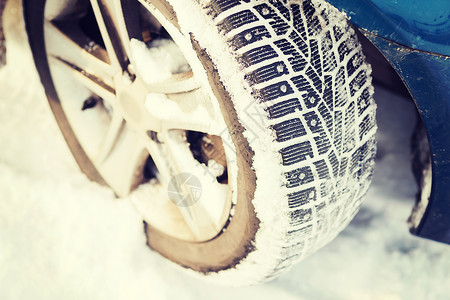 运输,冬季车辆汽车冬季轮胎的特写图片