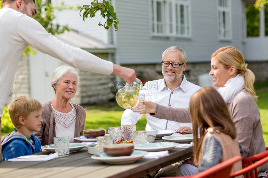 家庭,幸福,世代,家庭人的快乐的家庭户外吃假日晚餐图片