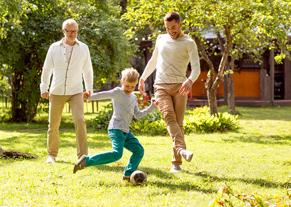 家庭,幸福,代,家庭人的幸福的家庭户外踢足球图片