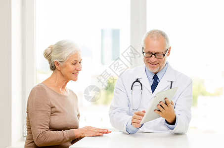 医学,龄,保健人的微笑的老年女子医生与平板电脑电脑电脑会议医疗办公室图片