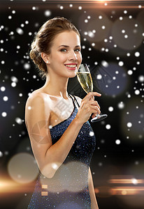 派,饮料,假日,诞节人们的微笑的女人穿着晚礼服,夜灯雪背景上喝着杯泡葡萄酒图片