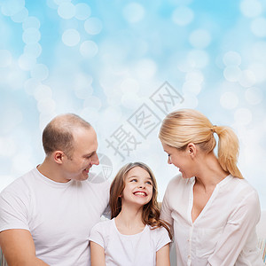 家庭,童,假期人微笑的母亲,父亲小女孩蓝光背景图片