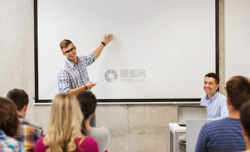 教育,高中,技术人的学生站遥控器,笔记本电脑老师同学前的教室图片