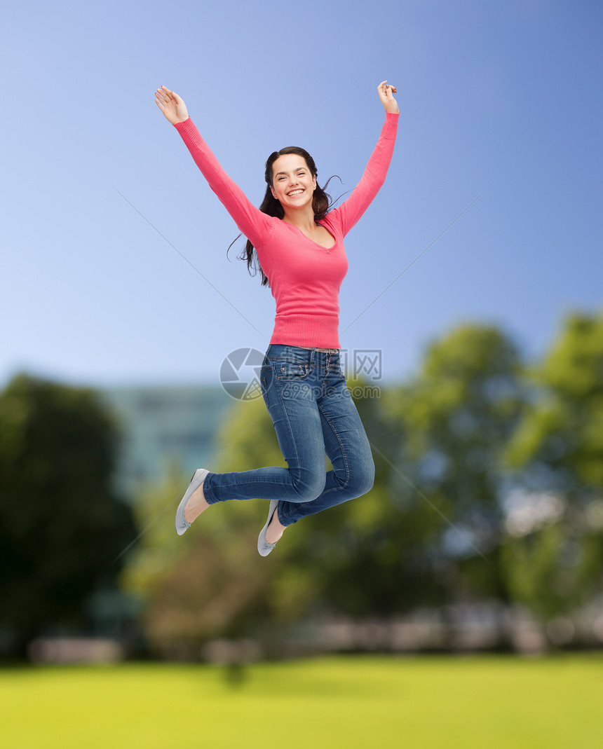 幸福,自由,夏天,自然人的微笑的轻女人公园背景上跳空中图片