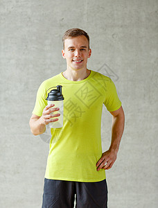 运动,健身,生活方式人们的微笑的人与蛋白质瓶健身房图片