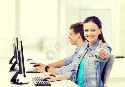 教育,手势,技术学校两个微笑的学生电脑课女孩竖大拇指图片