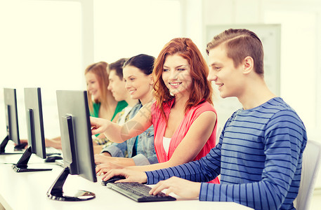 计算机等级考试教育技术学校理念微笑的女学生与同学学校的计算机背景