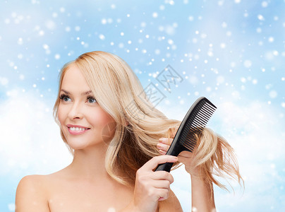 希思,人,理发美丽的美丽的轻女人,赤裸的肩膀梳理她的头发蓝天,雪云的背景图片