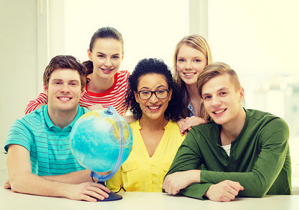 教育,旅游地理五个微笑的学生与地球仪学校图片