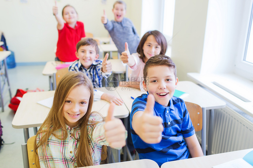教育,小学,学,手势人的群学生坐教室里竖大拇指图片