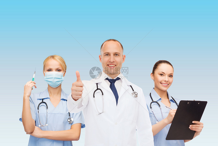 医学,专业,队合作医疗保健国际小微笑的医生医生与剪贴板听诊器拇指蓝色背景图片