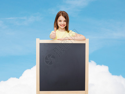 人广告教育理念快乐的小女孩用空白黑板竖大拇指图片