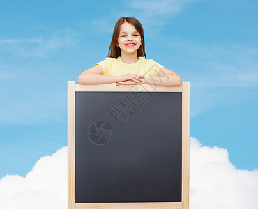 人,广告教育理念快乐的小女孩空白黑板图片