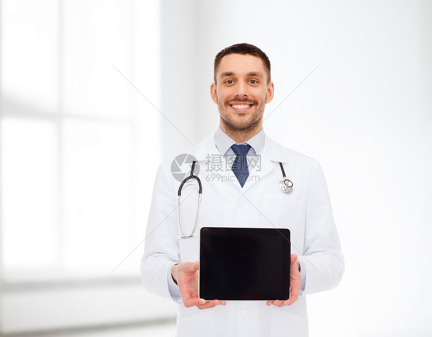医学,专业医疗微笑男医生与平板电脑听诊器图片