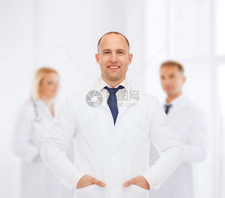 医疗保健,职业,队合作医学微笑的男医生穿着白色外套超过医生图片