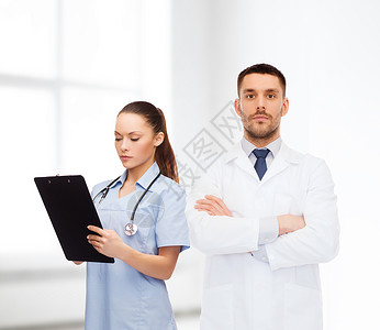 医疗保健,职业医学群穿着白大衣的医生,临床背景下剪贴板听诊器图片
