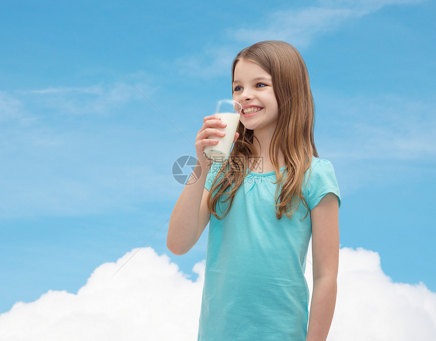 健康美丽的微笑的小女孩喝牛奶璃图片