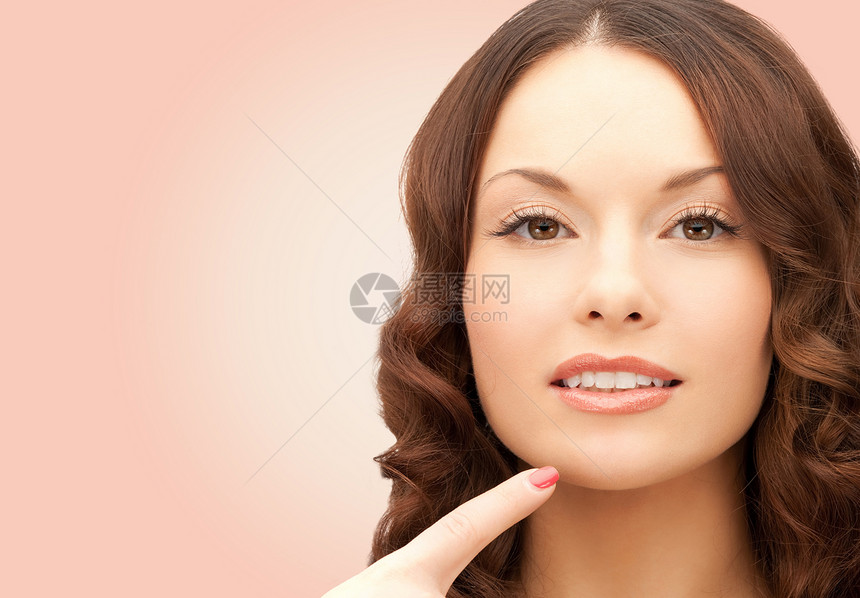 美人与健康理念美丽的轻女子用手指粉色背景下的下巴图片