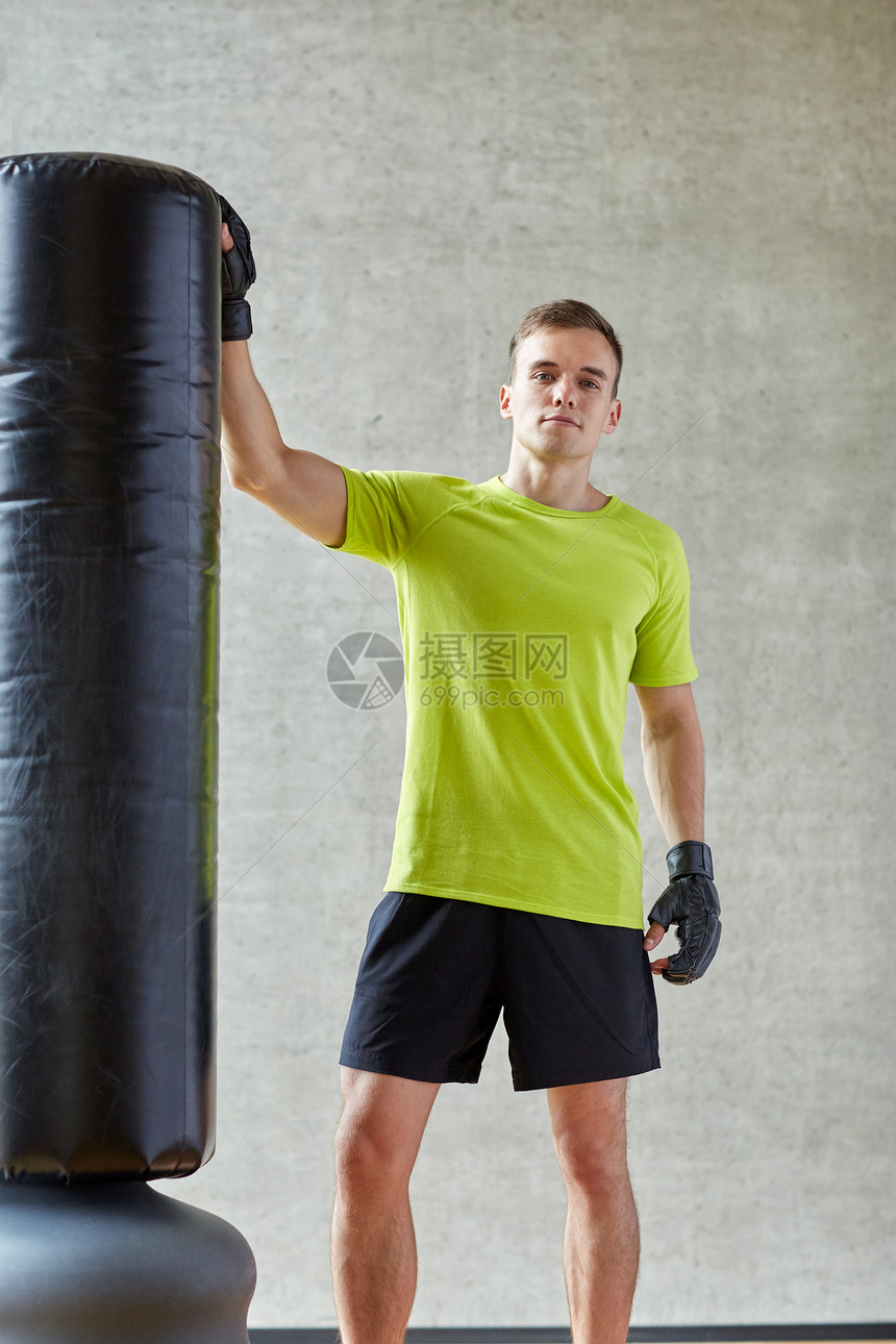 运动,盒子人的轻人带拳击手套拳击袋健身房图片