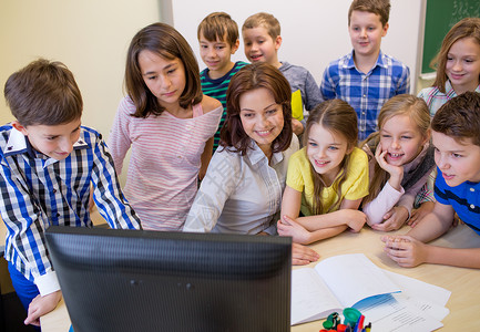 教育,小学,学,技术人的群学校的孩子,老师教室里看电脑器图片