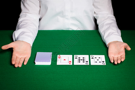 赌场,扑克,人娱乐活动的扑克经销商与扑克牌图片