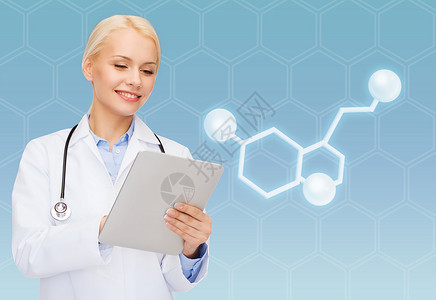 医疗保健,医学技术微笑的女医生与平板电脑分子5羟色胺蓝色背景图片