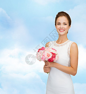 玫瑰云人们,婚礼,节日庆祝的微笑的新娘伴娘穿着白色的衣服,花蓝色多云的天空背景上背景