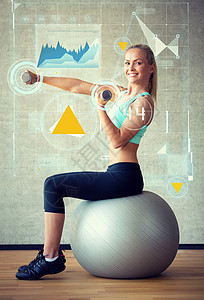 健身,运动,训练,未来的技术生活方式的微笑的女人与哑铃运动球健身房投影图片