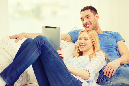 爱,家庭,技术,互联网幸福的微笑的幸福夫妇家里的平板电脑图片