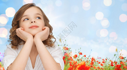 儿童,童,自然,夏天快乐的人的美丽的女孩仰望梦想田灯光背景图片