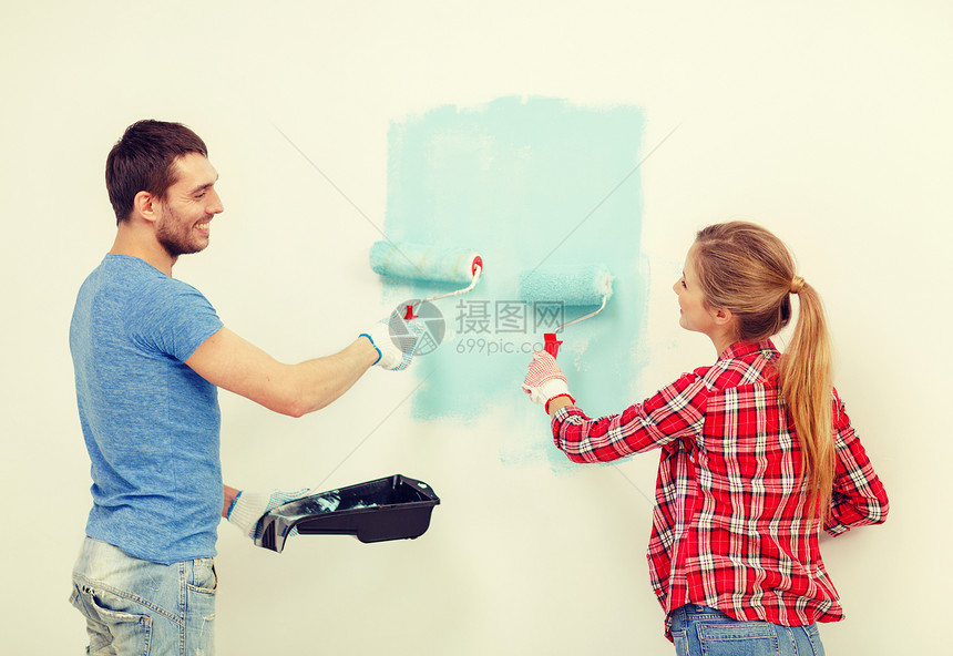 维修,建筑家庭微笑夫妇家里画墙图片