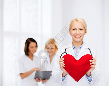 保健医学微笑的女医生与心脏听诊器图片