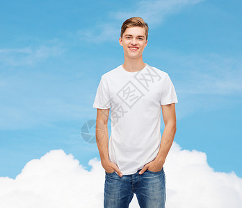 T恤,广告,梦想人的微笑的轻人蓝天背景上的空白白色T恤图片