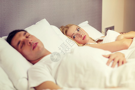 酒店,旅行,关系,睡眠的问题家庭夫妇床上,女人失眠图片