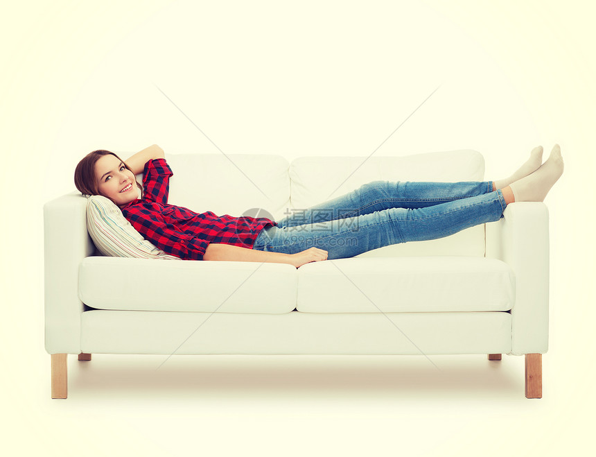 家庭,休闲幸福的微笑的十几岁女孩躺沙发上图片