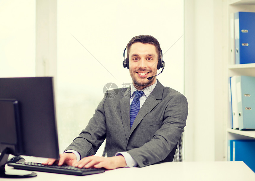 商业,通信,技术呼叫中心友好的男帮助热线运营商与耳机计算机呼叫中心图片